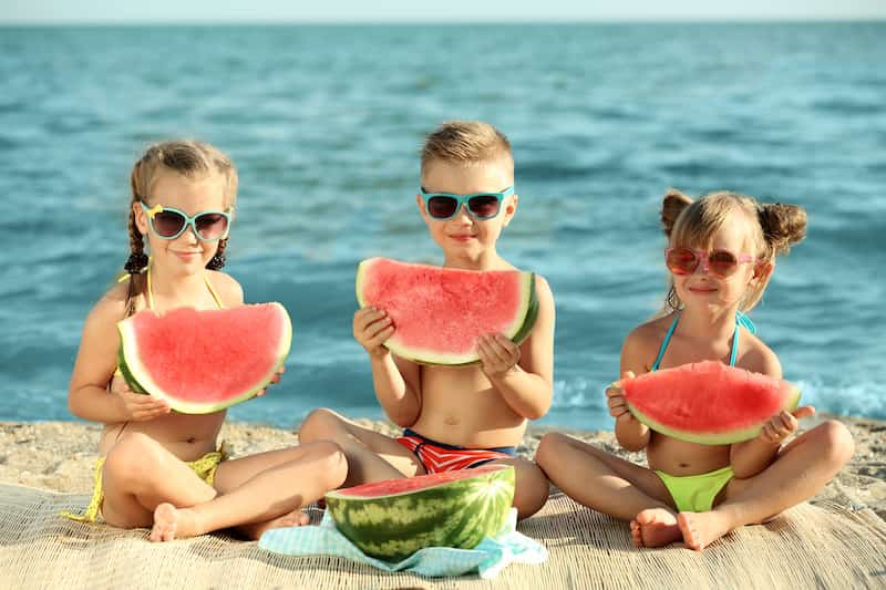 enfants-pasteque-plage https://desfosses-moreau-tromas-notaires-larochelle.fr/wp-content/uploads/2023/08/enfants-pasteque-plage.jpg